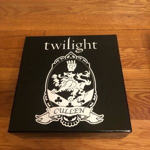 Twilight New Moon Exclusive Cullen Crest Prop Rep